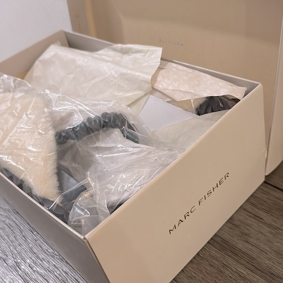NIB [Marc Fisher] Javin 2 Slingback Faux Fur Sandals White/Black Women’s 8 or 9 - Picture 8 of 8